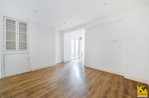 House - Semi-Detached Main Photo