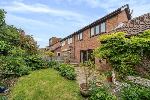 House - Semi-Detached Main Photo