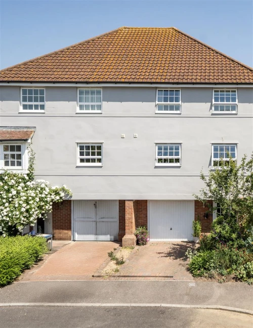 House - Terraced Photo 2