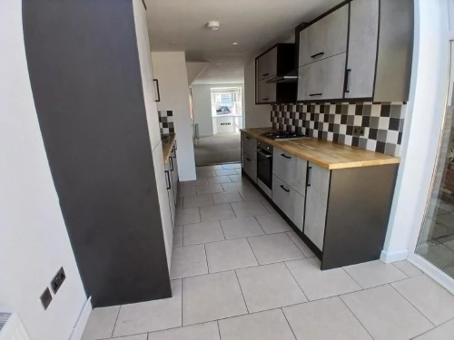 House - Semi-Detached Main Photo