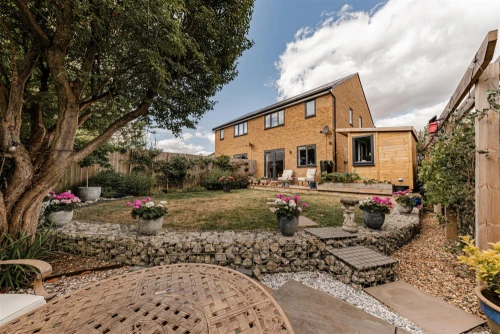 House - Semi-Detached Main Photo