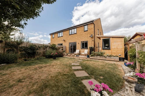 House - Semi-Detached Main Photo