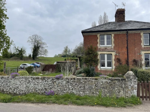 House - Semi-Detached Main Photo