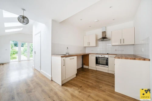 House - Semi-Detached Main Photo