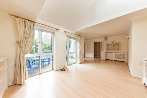 House - Semi-Detached Main Photo