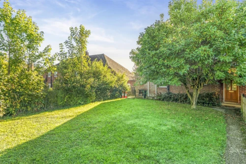 House - Semi-Detached Main Photo