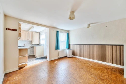 House - Semi-Detached Main Photo
