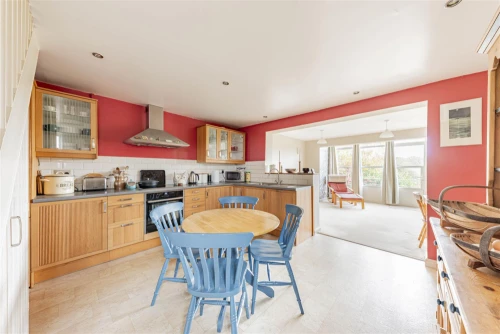 House - Semi-Detached Main Photo