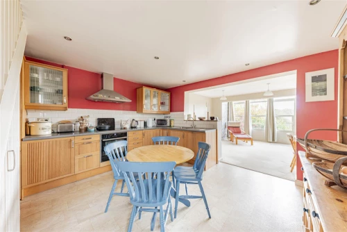 House - Semi-Detached Main Photo