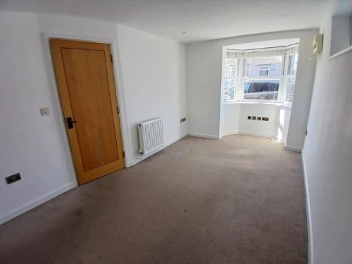 House - Semi-Detached Photo 3