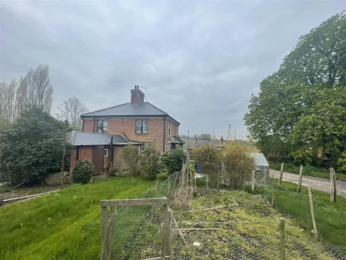 House - Semi-Detached Main Photo