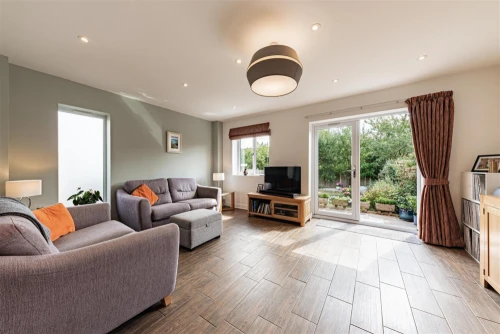 House - Semi-Detached Main Photo