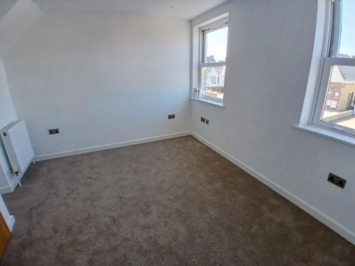 House - Semi-Detached Main Photo