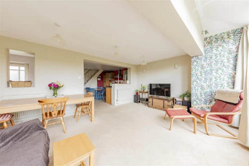 House - Semi-Detached Main Photo