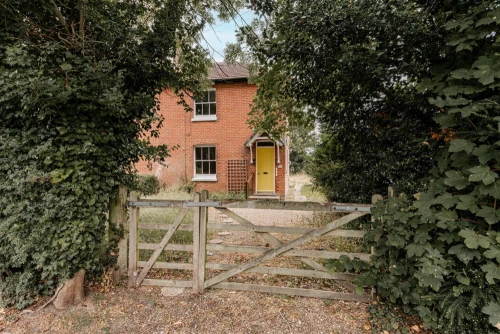 House - Semi-Detached Main Photo