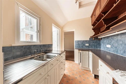 House - Semi-Detached Main Photo
