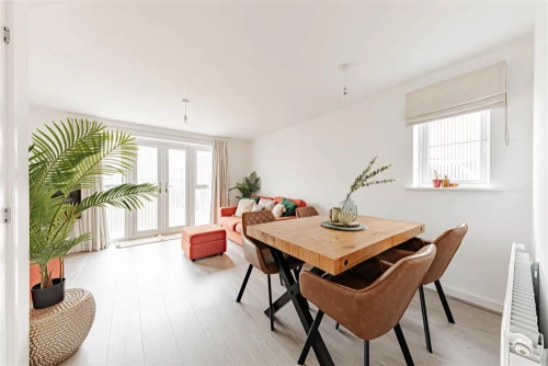 House - Semi-Detached Main Photo