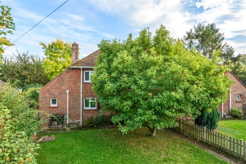 House - Semi-Detached Main Photo