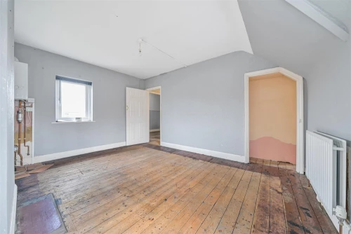 House - Semi-Detached Main Photo