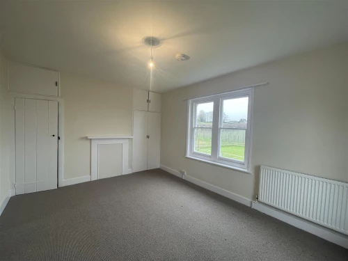 House - Semi-Detached Photo 4