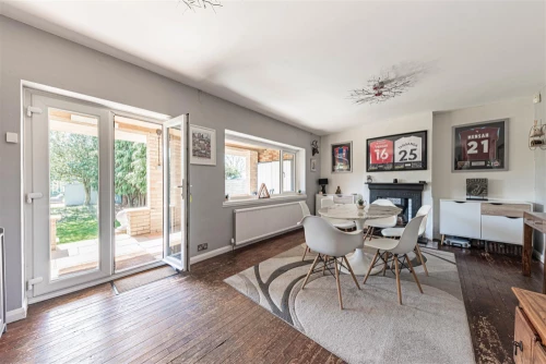 House - Semi-Detached Main Photo