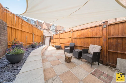 House - Terraced Photo 1