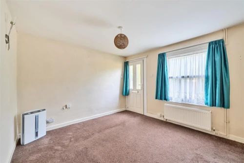 House - Semi-Detached Main Photo