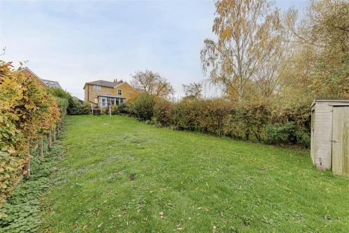 House - Semi-Detached Main Photo