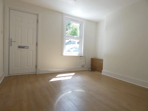 House - Terraced Photo 1