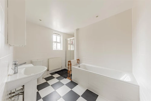 House - Semi-Detached Main Photo