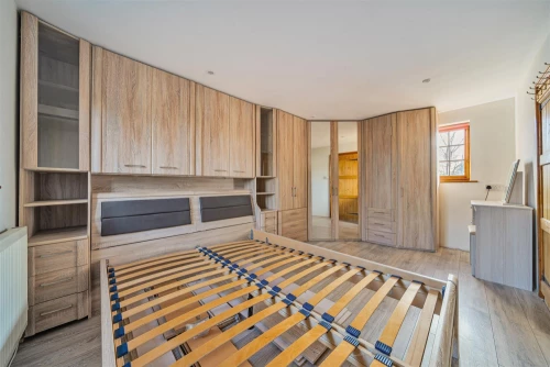 House - Semi-Detached Main Photo